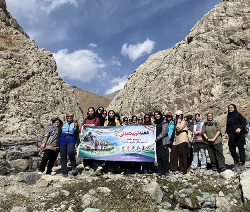 برگزاری برنامه گلگشت دانشجویان دختر دانشگاه علوم پزشکی ایران در روستای لالون به مناسبت هفته تربیت بدنی