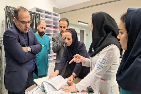 عیادت رئیس دانشگاه علوم پزشکی ایران از صابر کاظمی در بیمارستان پیامبران