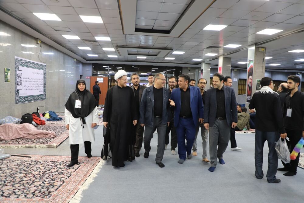 بازدید رئیس دانشگاه علوم پزشکی ایران از محل اسکان زائران مراسم وداع و تشییع قائد شهید کشور